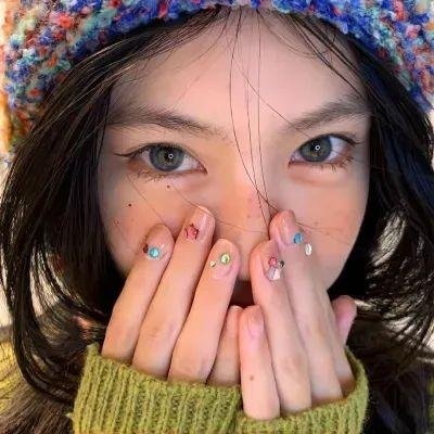 戴流苏耳环的少女
